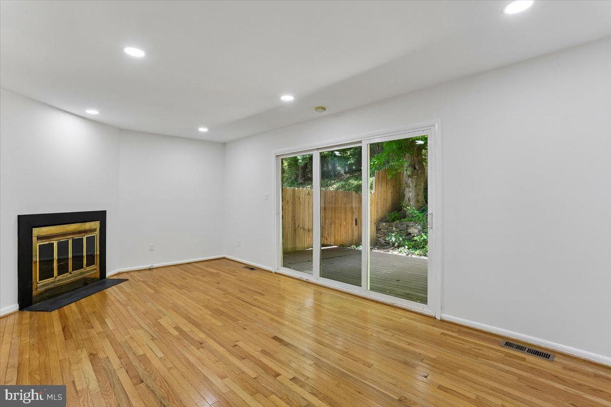 12234 Greenleaf Avenue photo 12