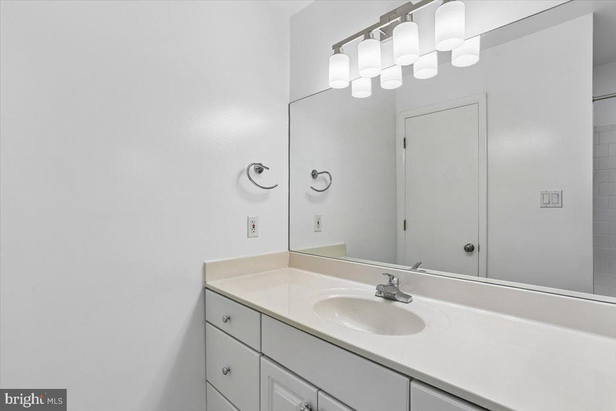 12234 Greenleaf Avenue photo 29