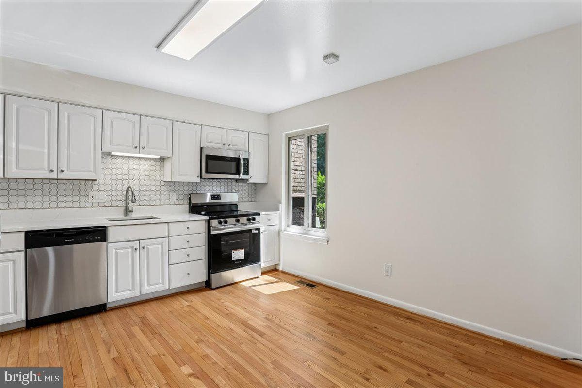 12234 Greenleaf Avenue photo 3