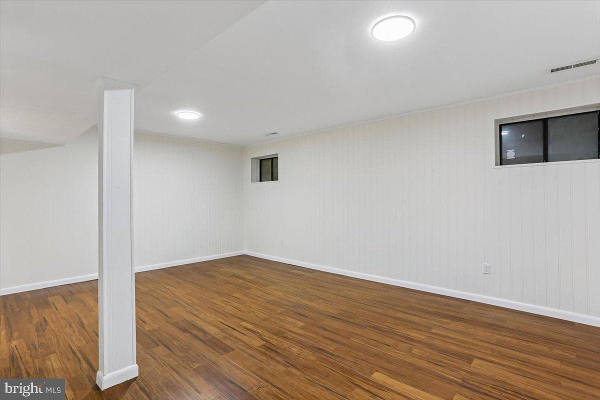 12234 Greenleaf Avenue photo 37