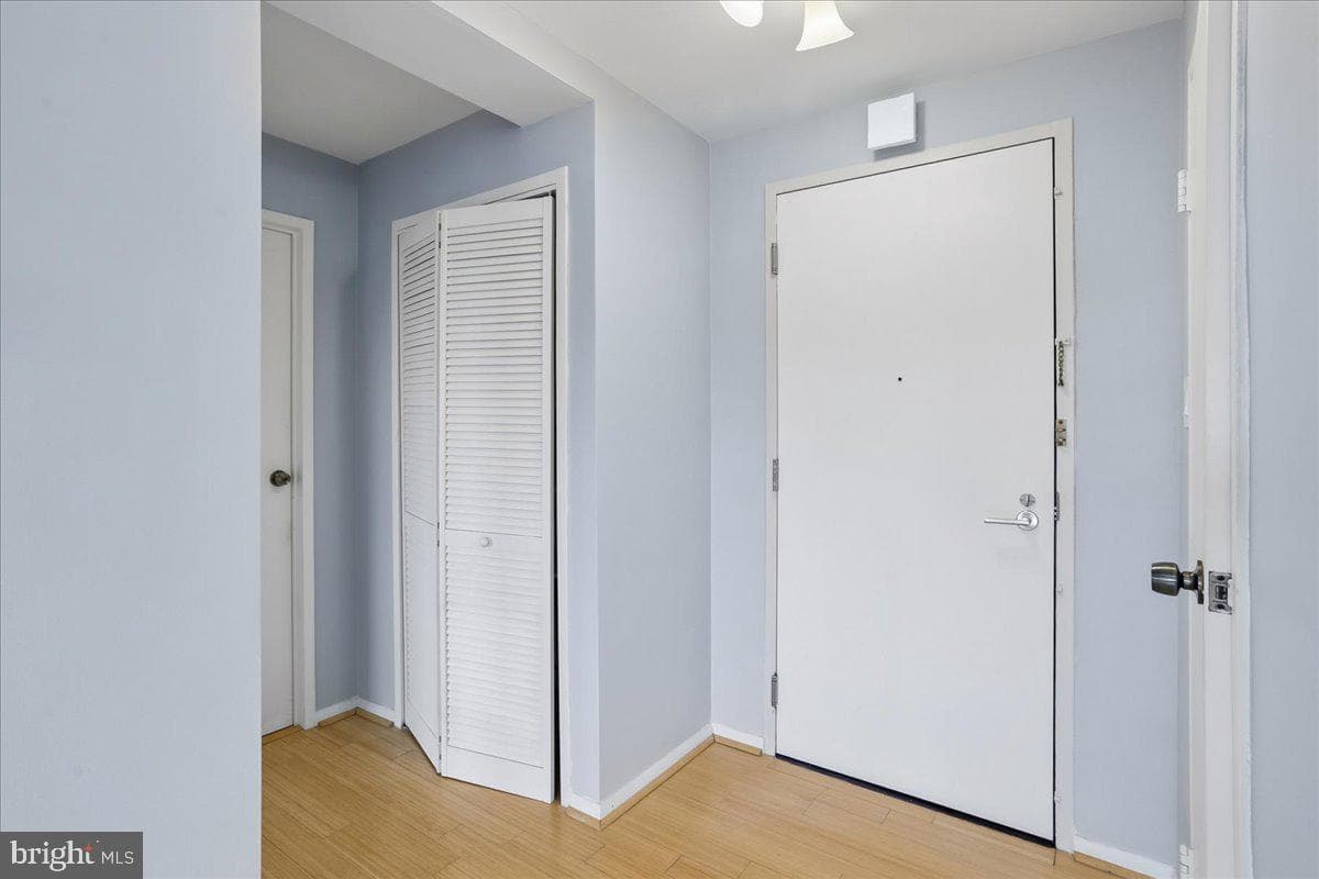 10201 Grosvenor Place #1205 photo 3