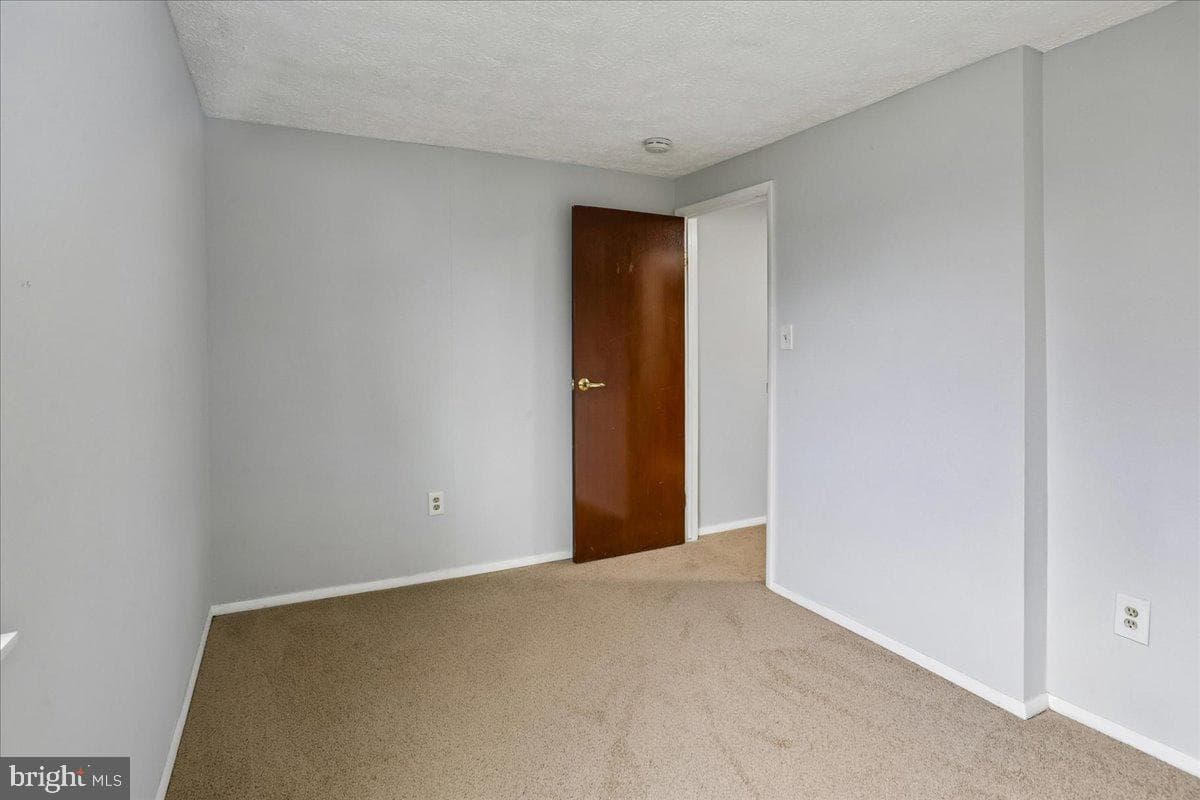 2839 Shepperton Terrace photo 17