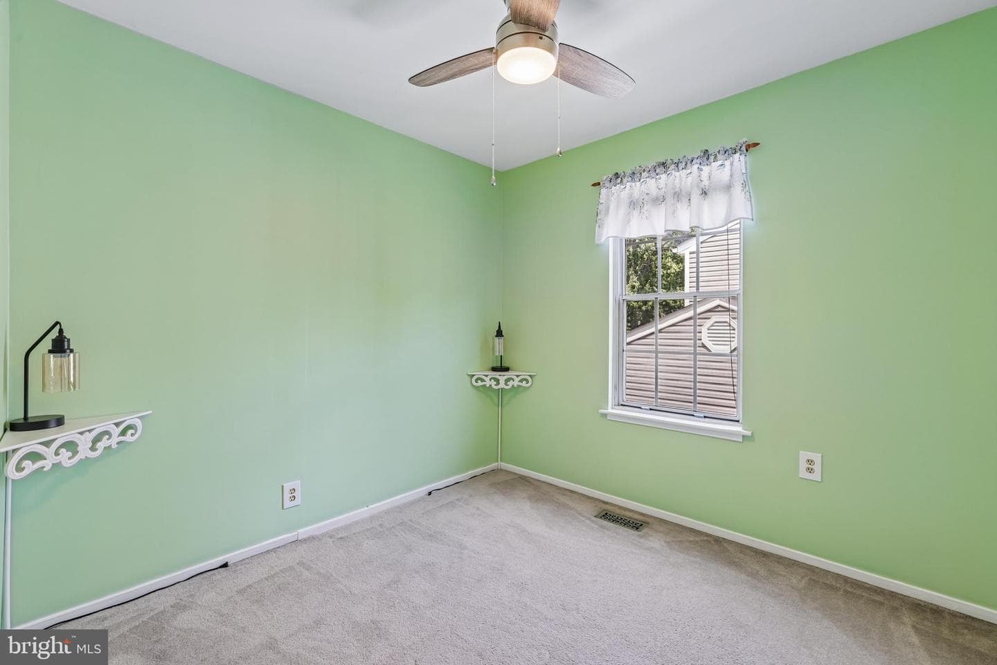 20541 Neerwinder Street photo 27