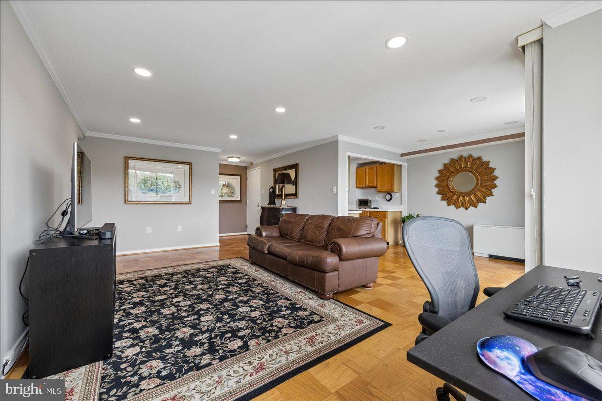 10201 Grosvenor Place #1009 photo 9