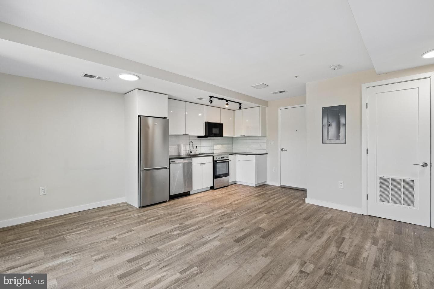 700 Roeder Road #401 photo 15