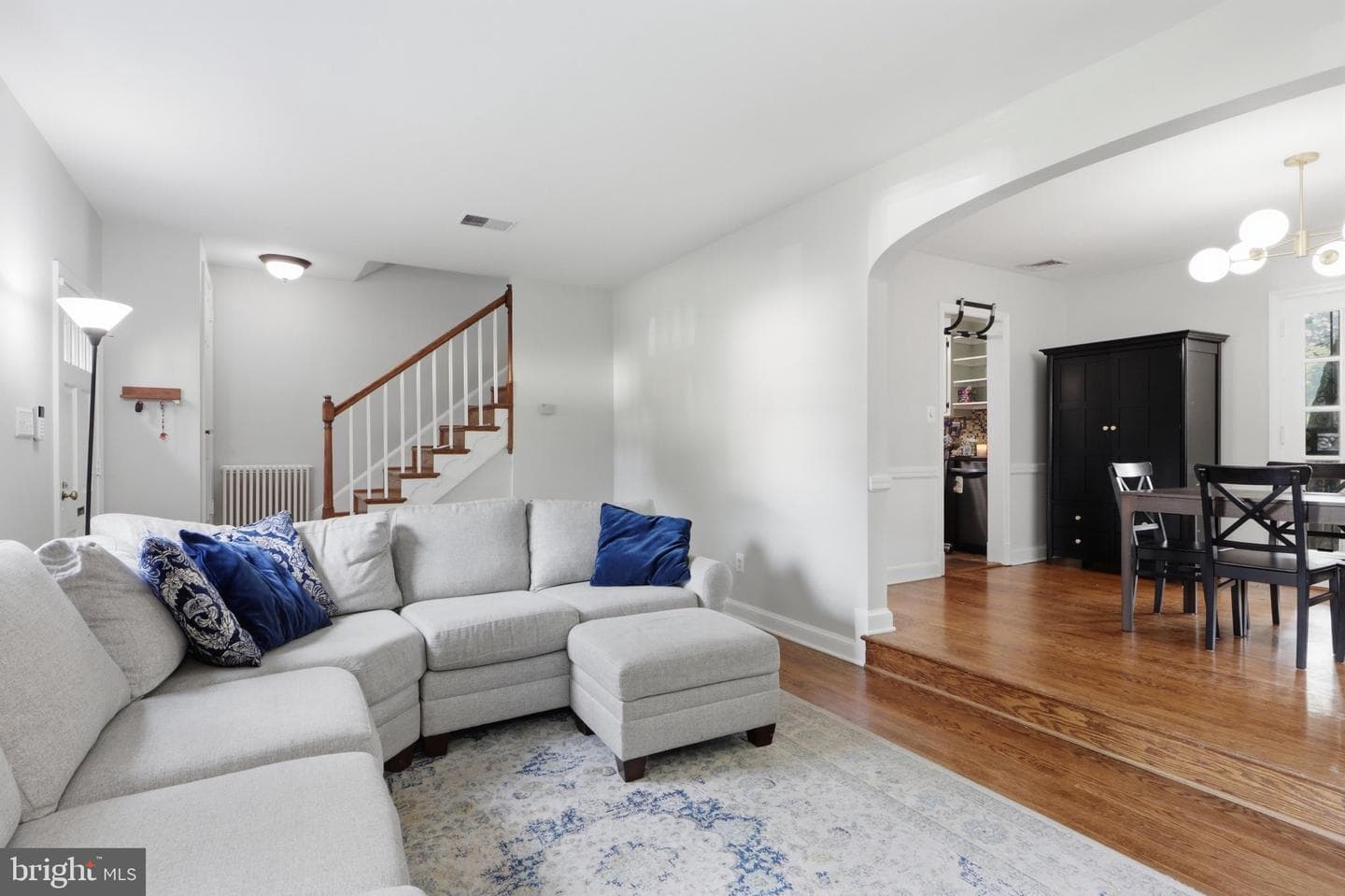 10211 Sutherland Road photo 4