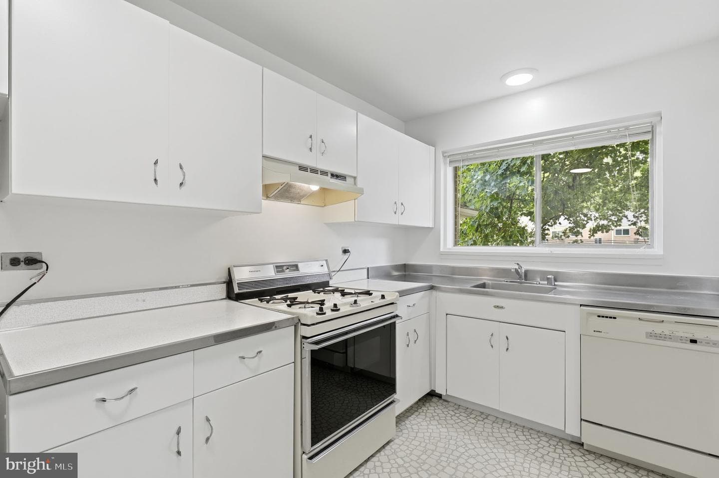 10626 Weymouth Street #101 photo 3