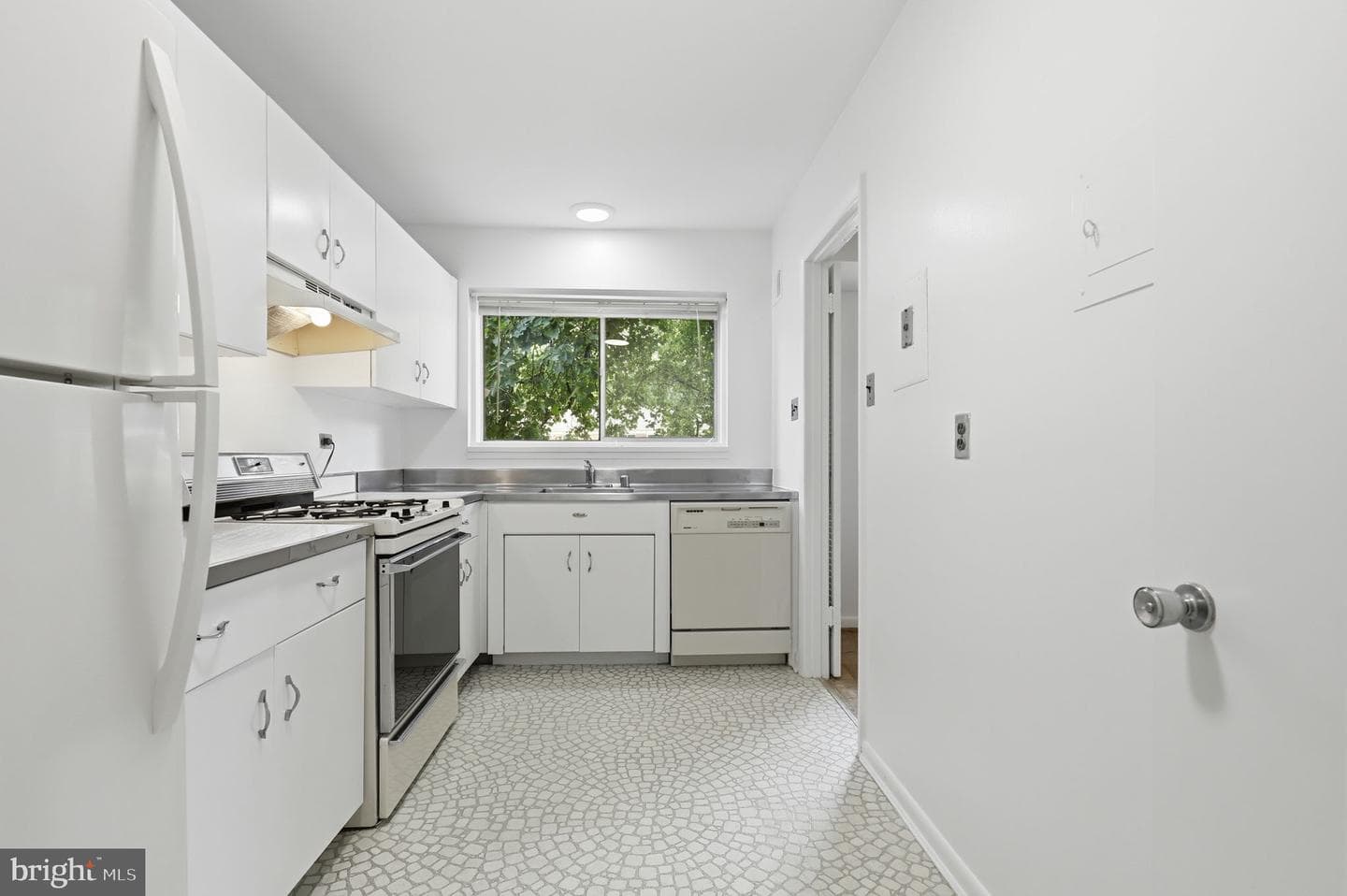 10626 Weymouth Street #101 photo 4