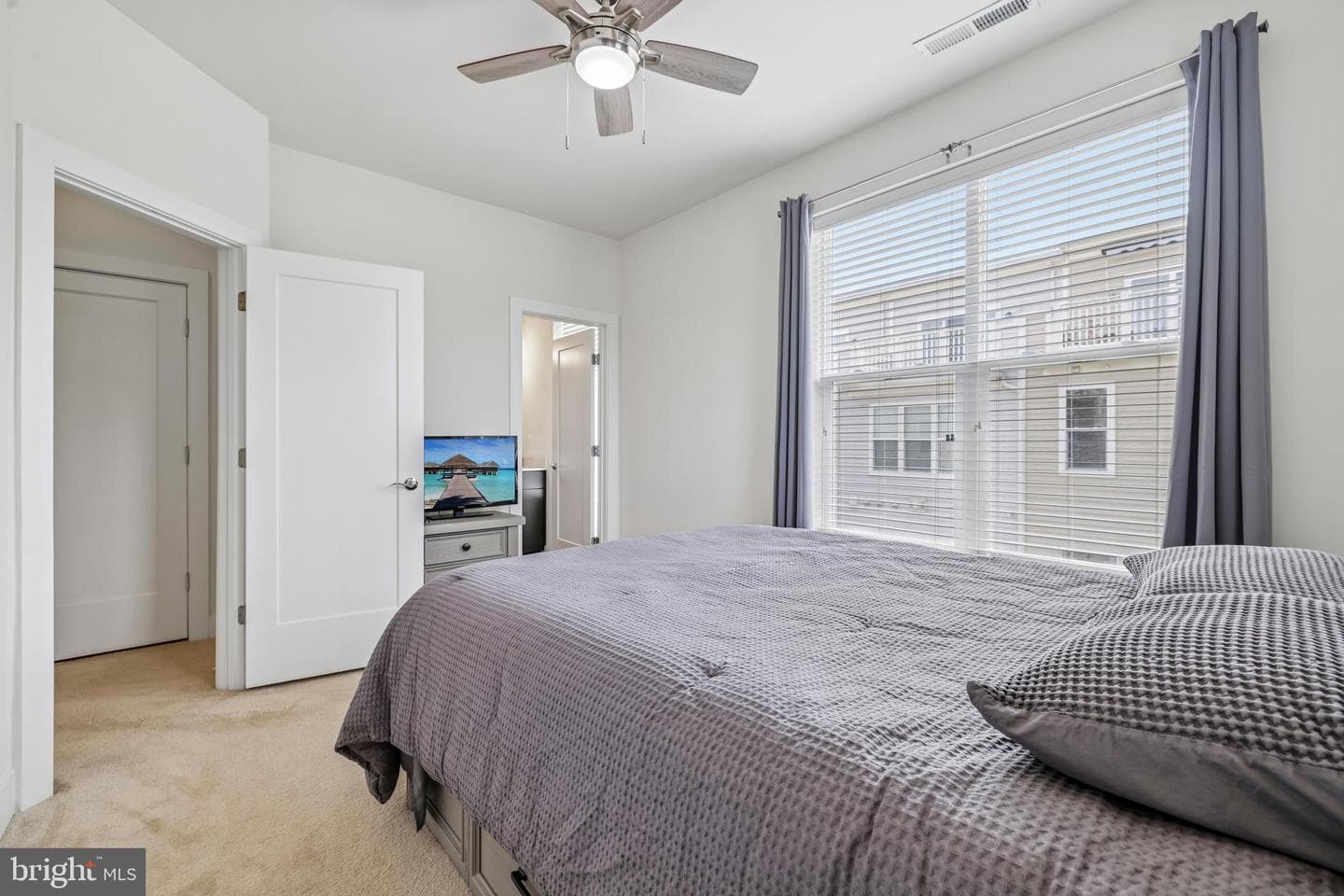 918 King Farm Boulevard photo 33