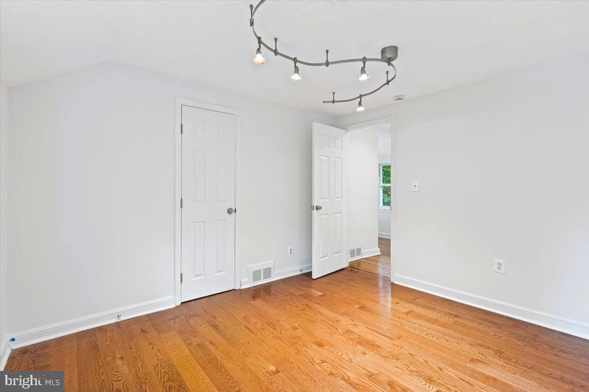 5901 Euclid photo 23