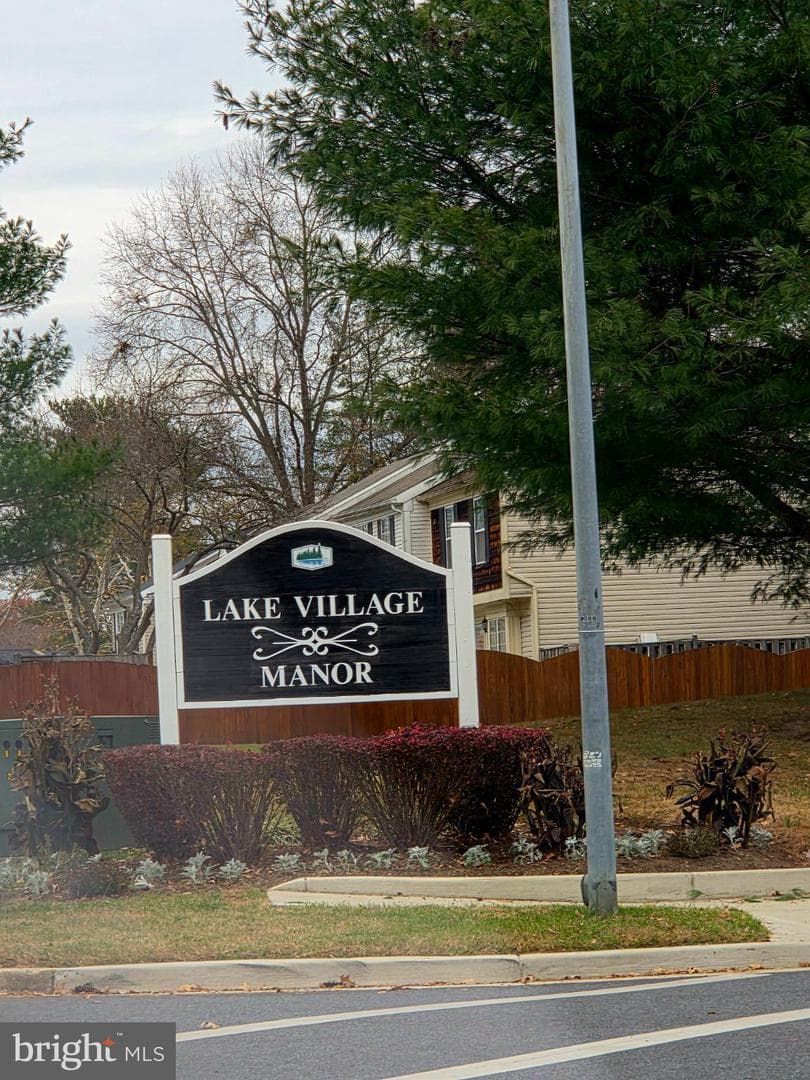 2263 Prince Of Wales Court photo 2
