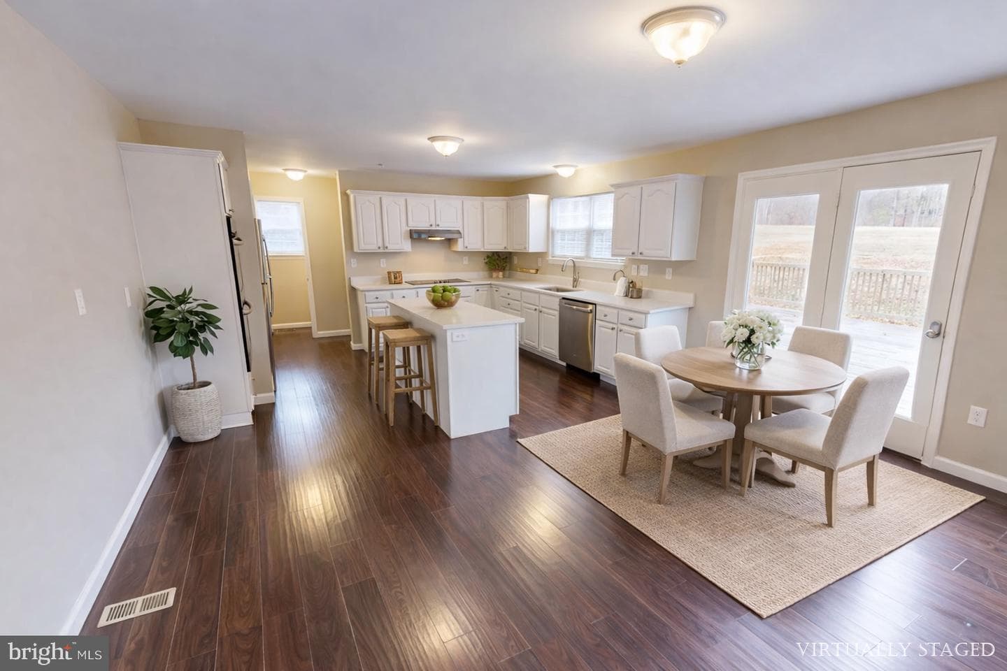 725 Gleneagles Drive photo 4