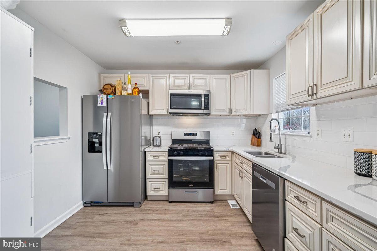 7029 Migliori Court photo 9
