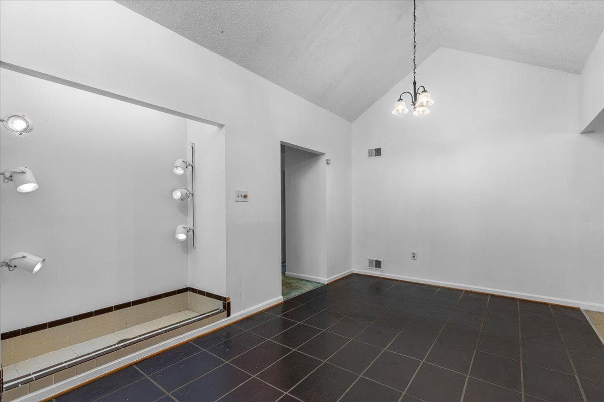 727 Gleneagles Drive photo 9