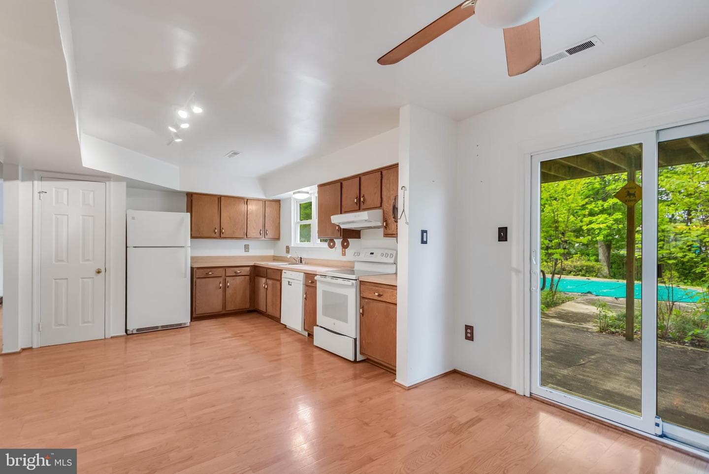 15802 Alameda Drive photo 9