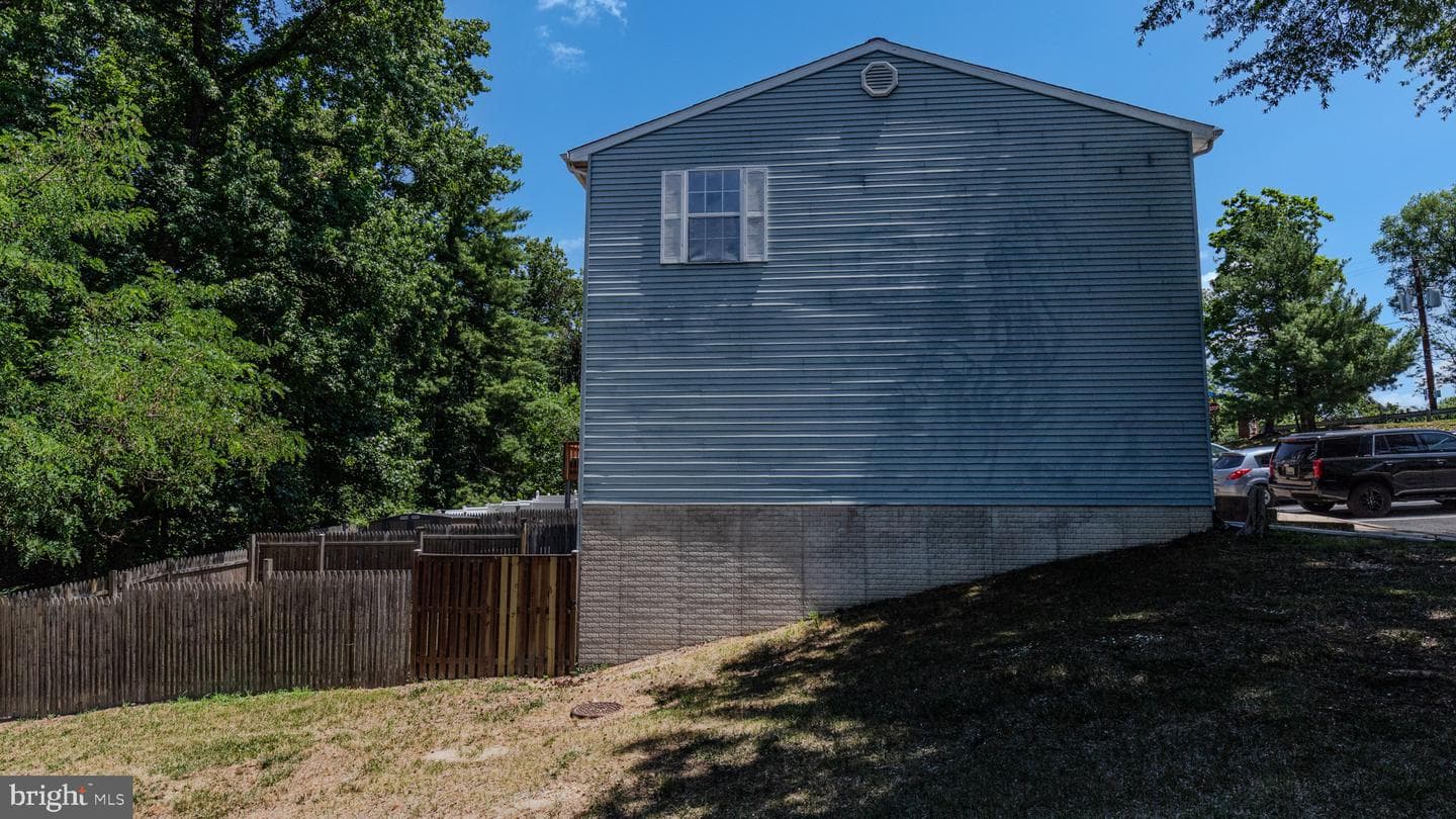 1319 Upcot Court photo 4