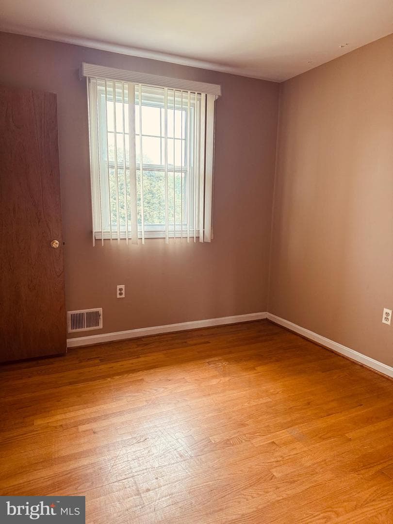 5204 Larwin Court photo 8