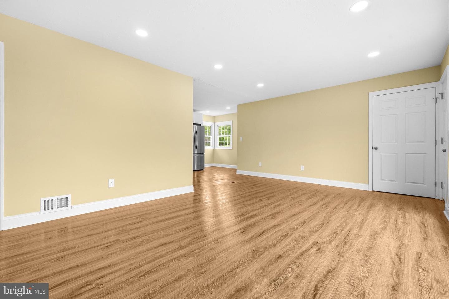 8300 Cathedral Avenue photo 10
