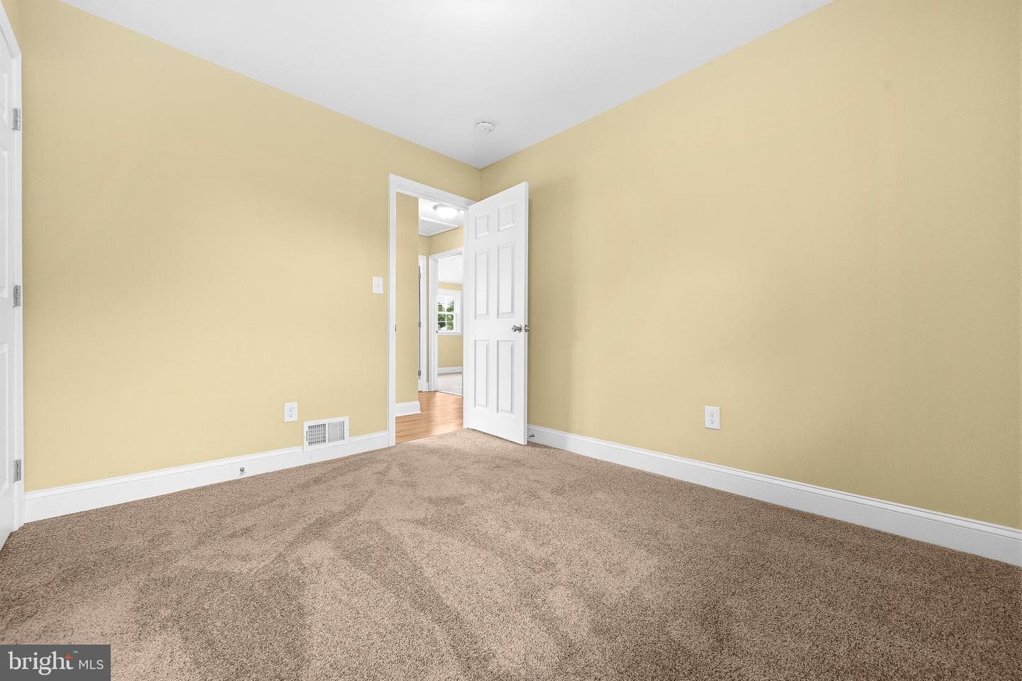 8300 Cathedral Avenue photo 16