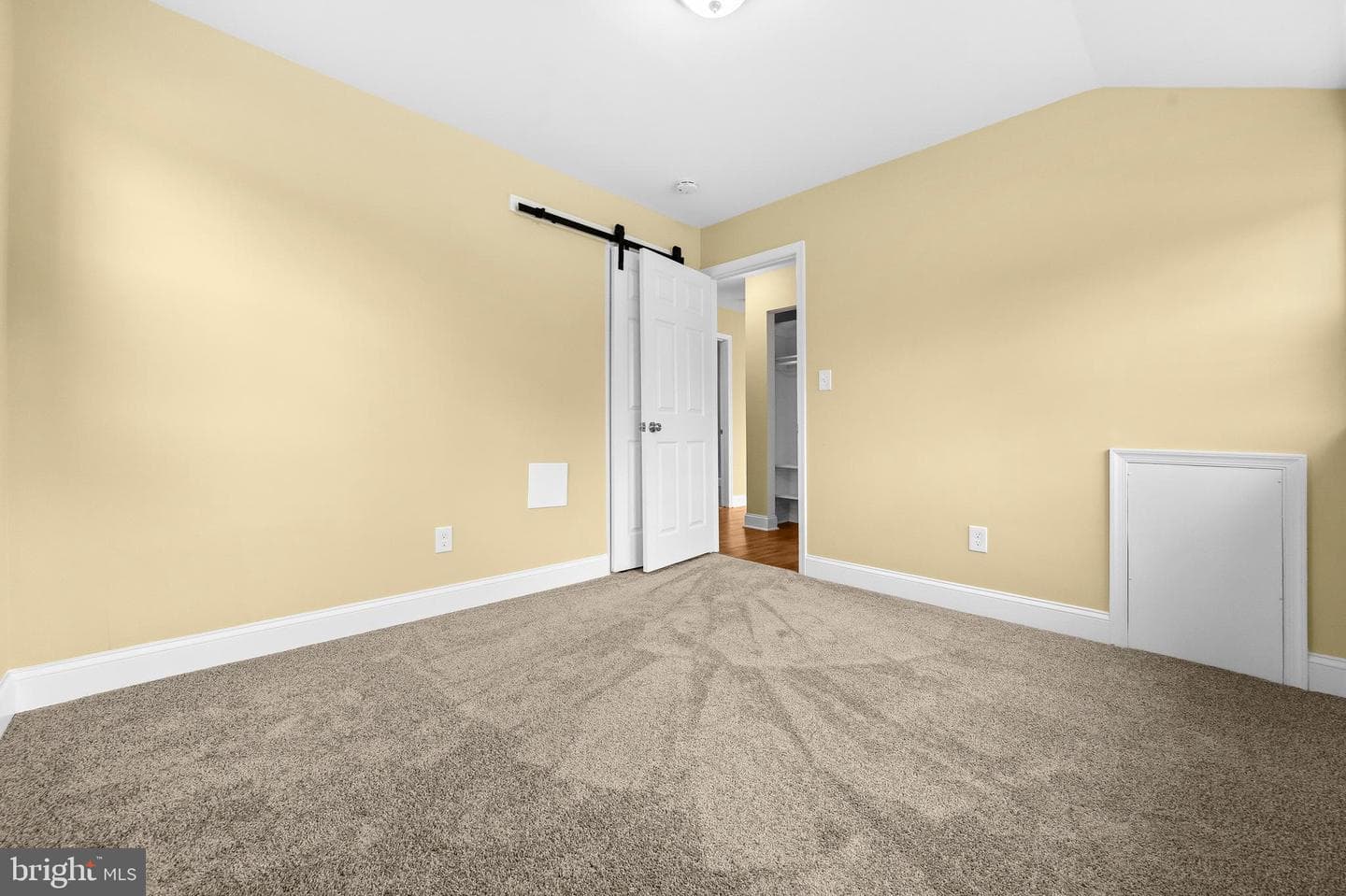 8300 Cathedral Avenue photo 23