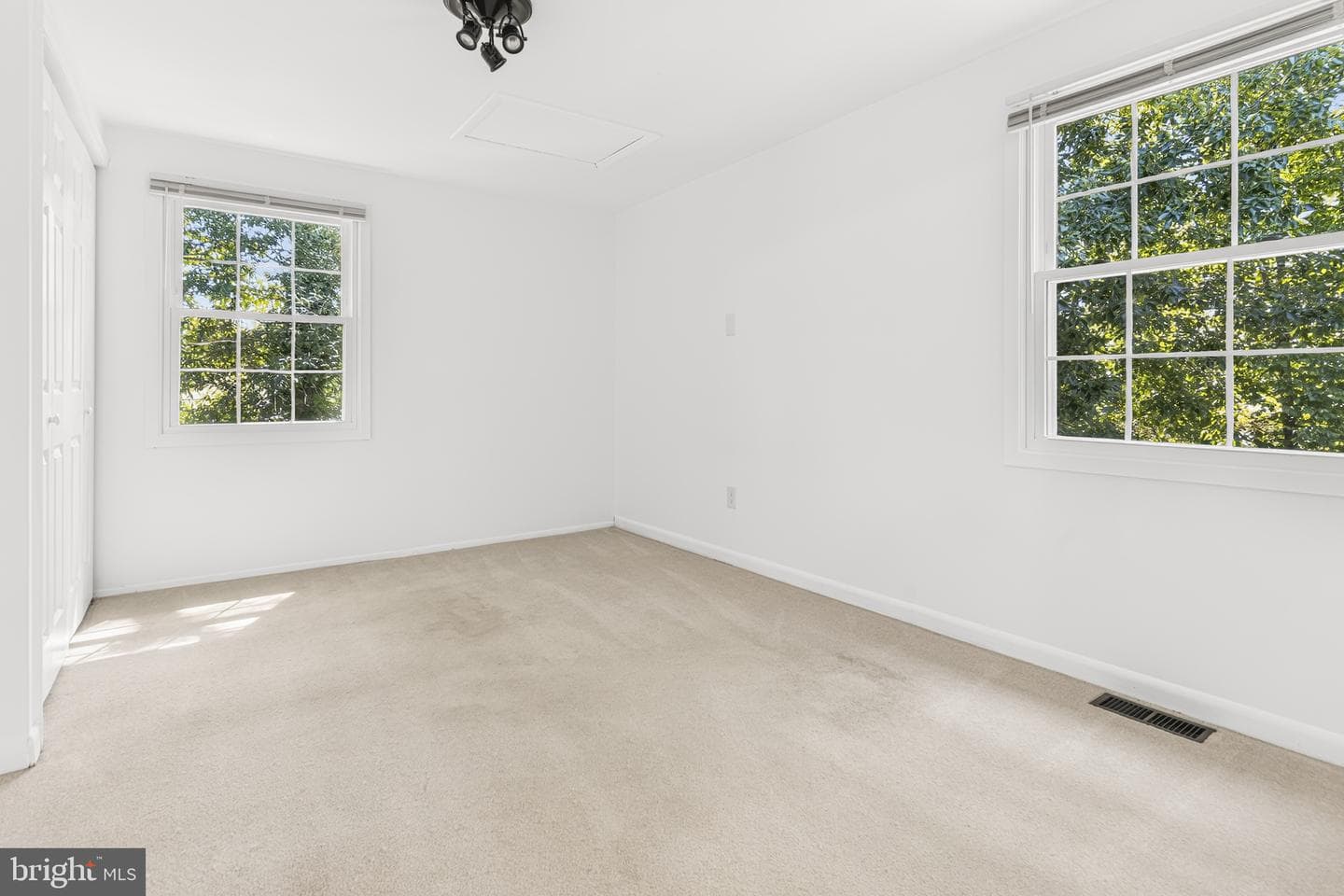 9005 Eastbourne Lane photo 20