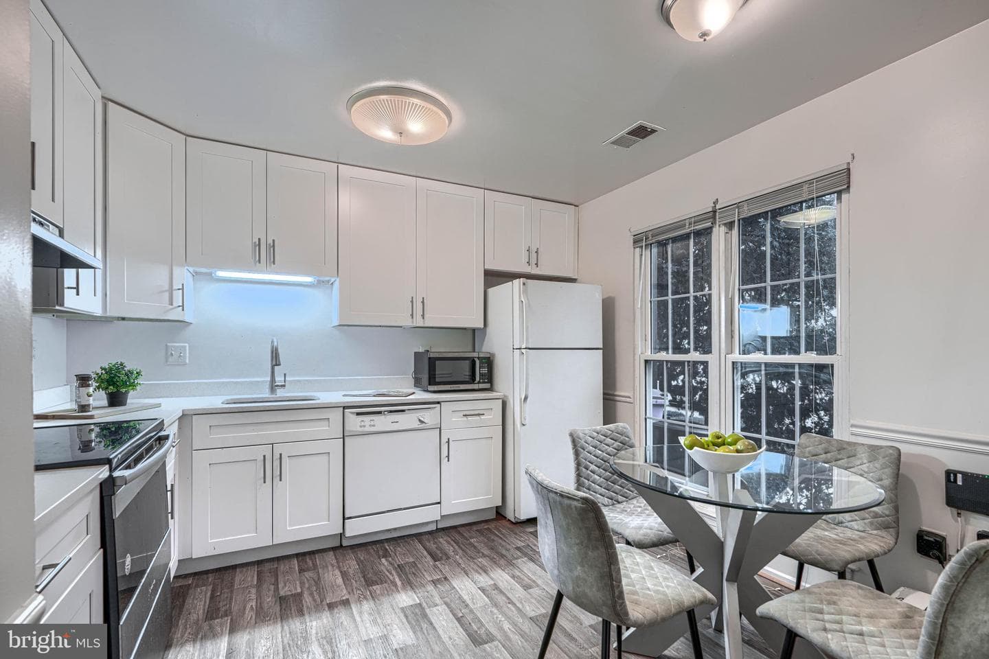 2266 Prince Of Wales Court photo 3