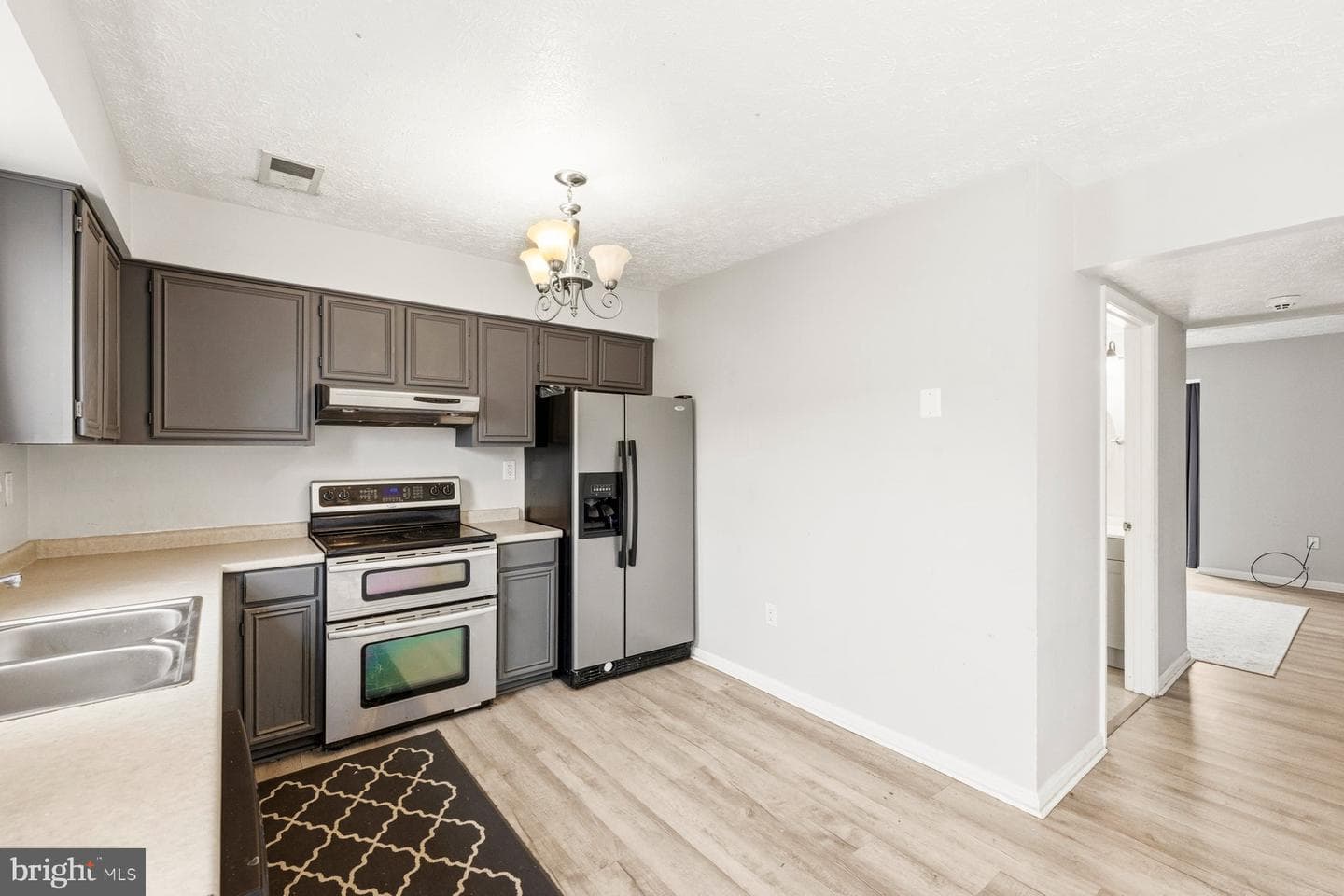 21421 Manon Way photo 3