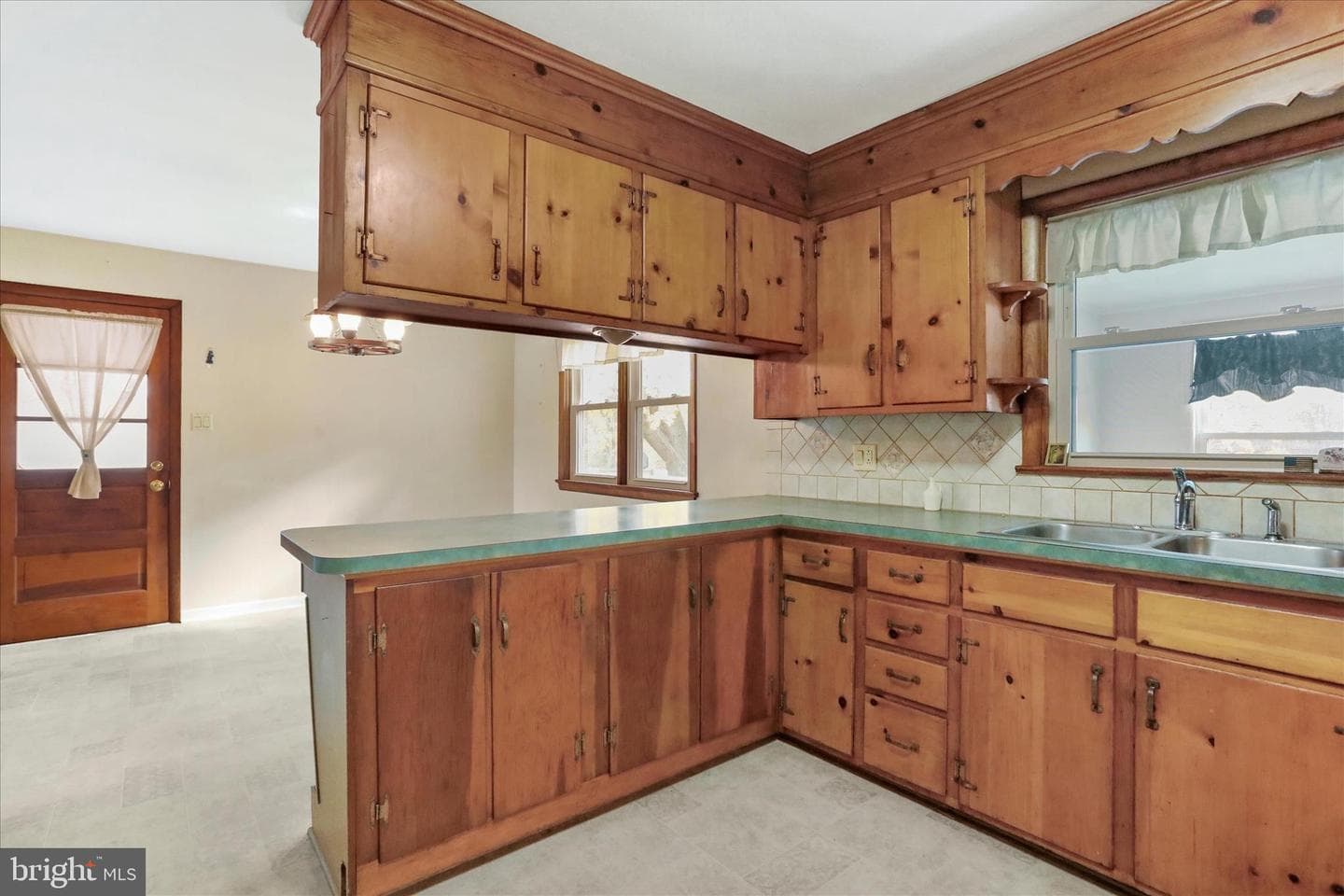 18531 Kent Avenue photo 3