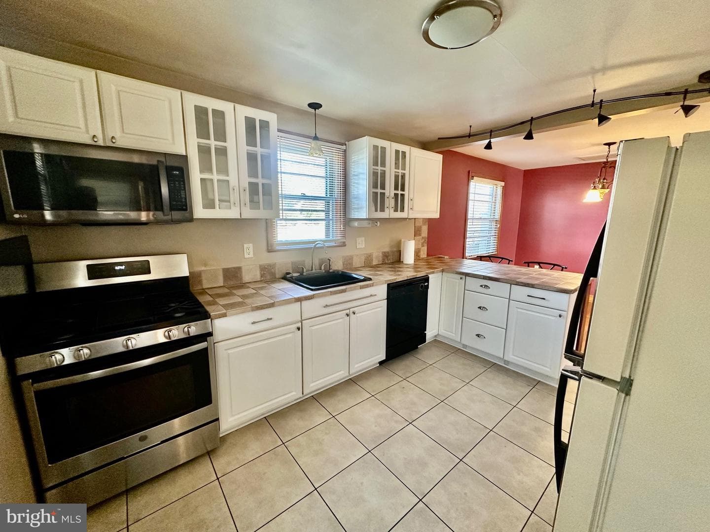 939 View Street photo 7