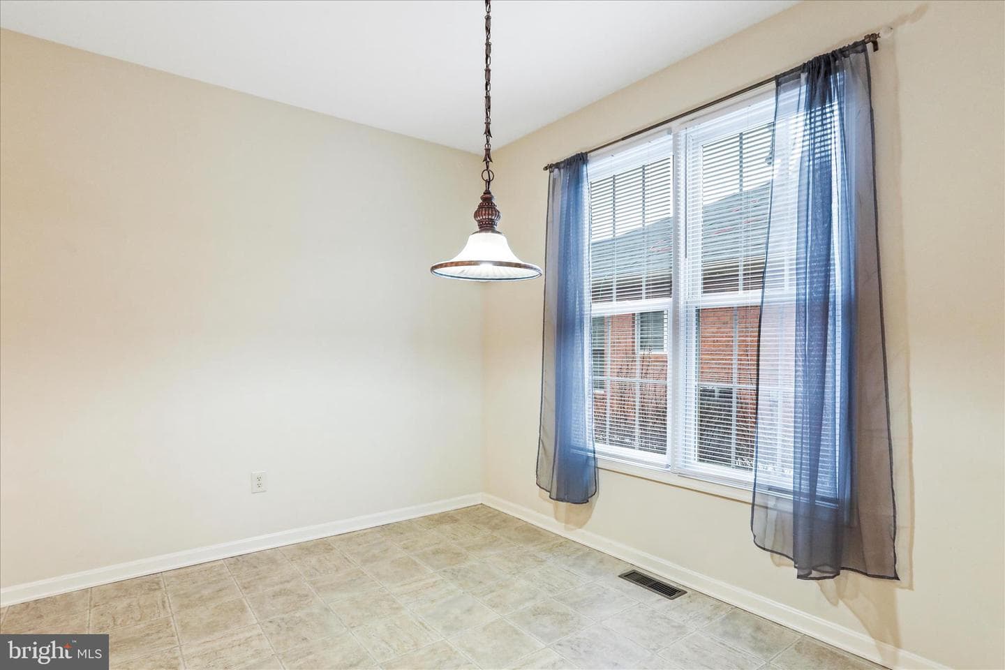 624 Trafalgar Drive photo 17