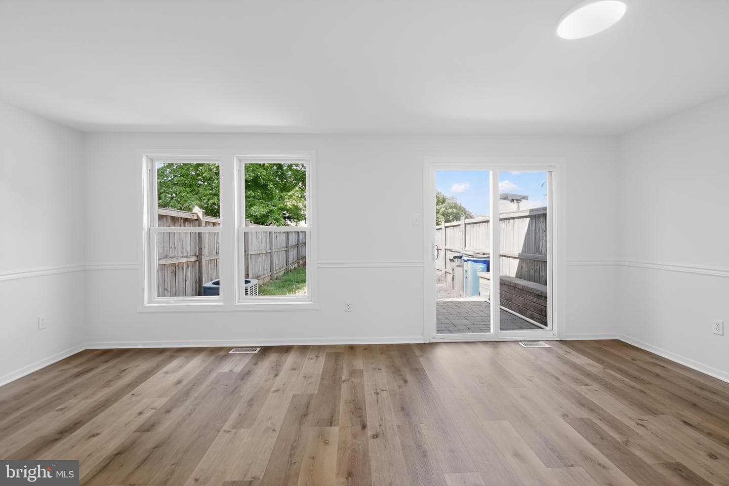 1531 Iris Court photo 2