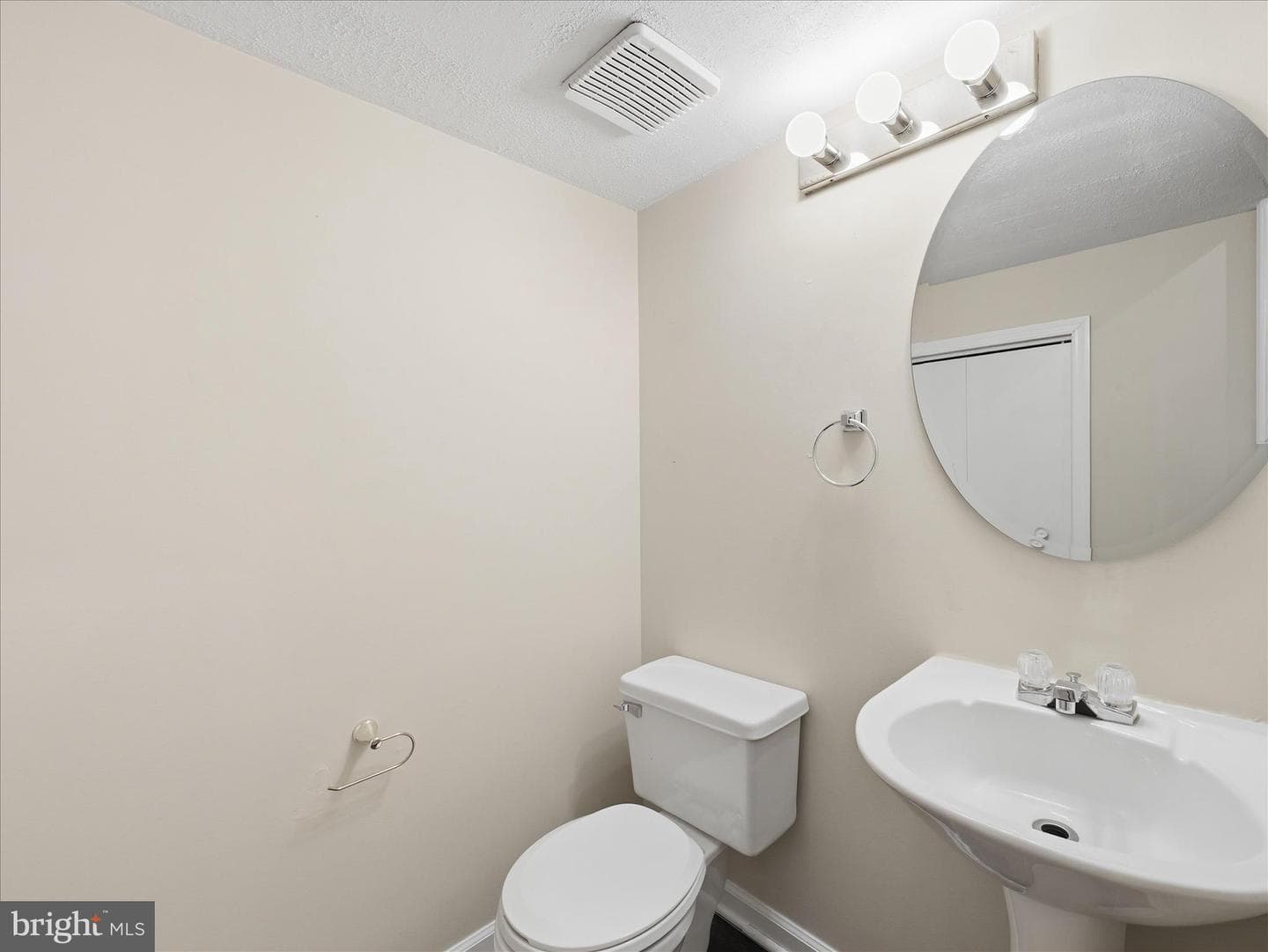 1002 Lindsay Lane photo 4
