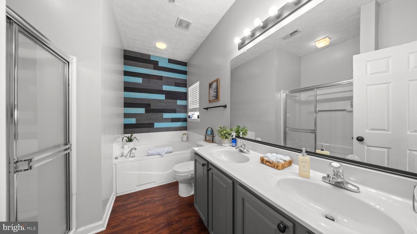 9016 Executive Club Dr photo 16