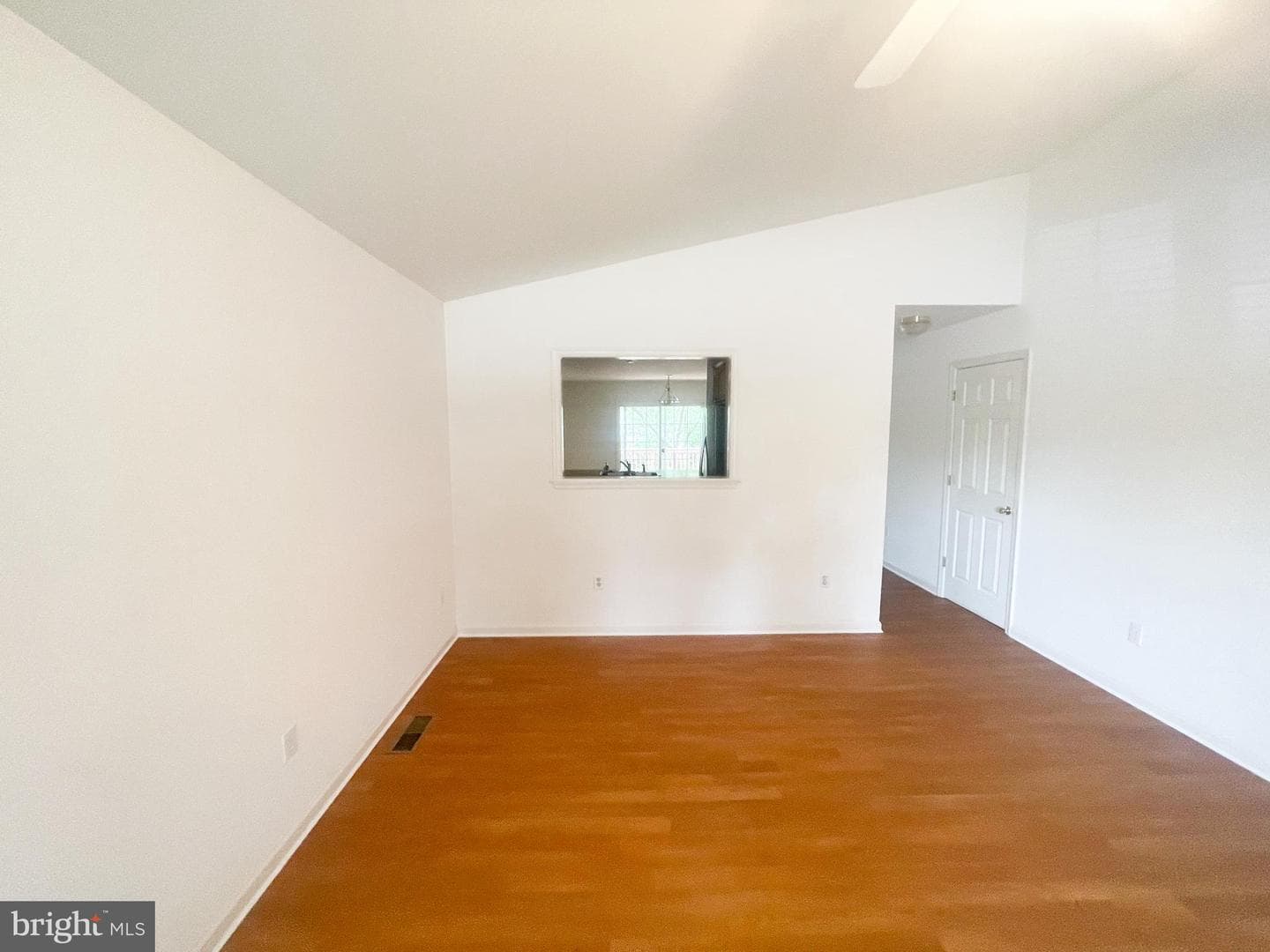 914 Sapphire Court photo 4