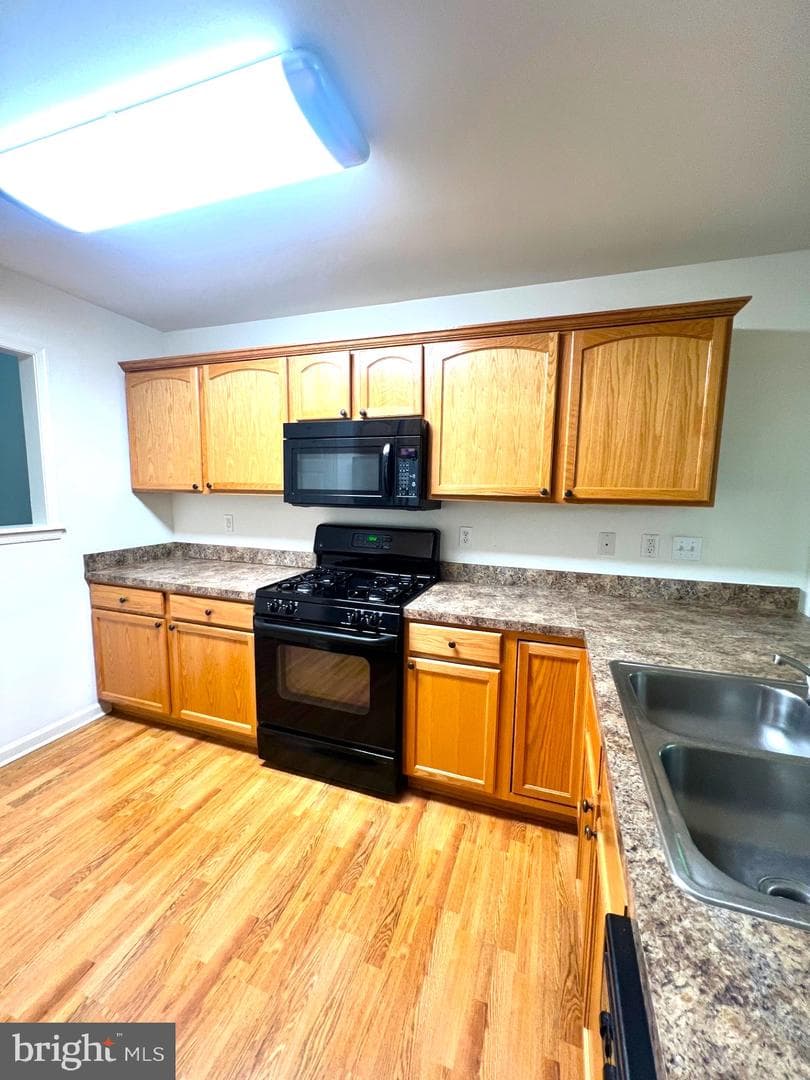 914 Sapphire Court photo 7