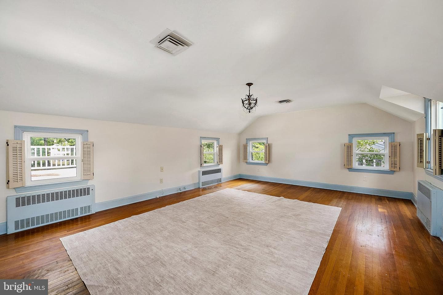 609 N Pinehurst Avenue photo 34