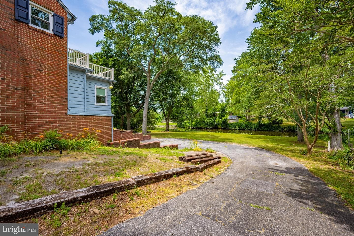 609 N Pinehurst Avenue photo 56