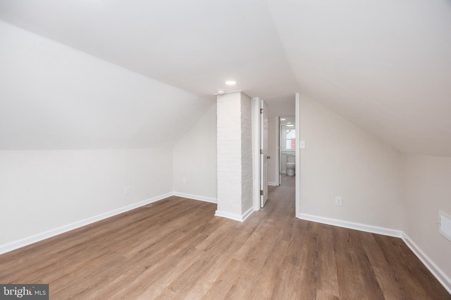 208 N Saratoga St photo 33