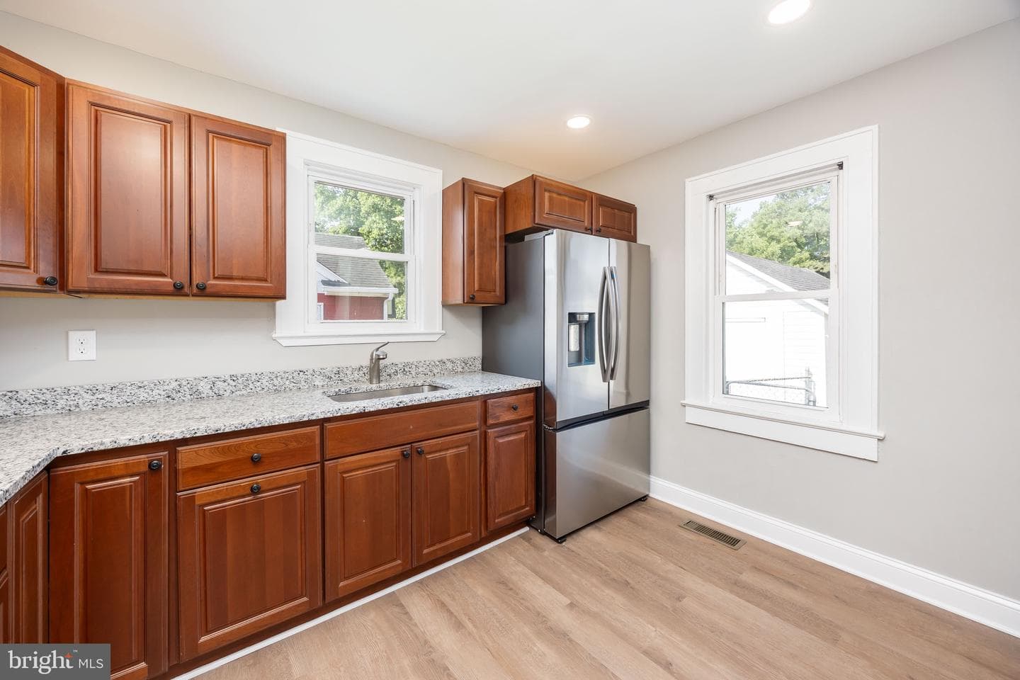 208 N Saratoga St photo 7
