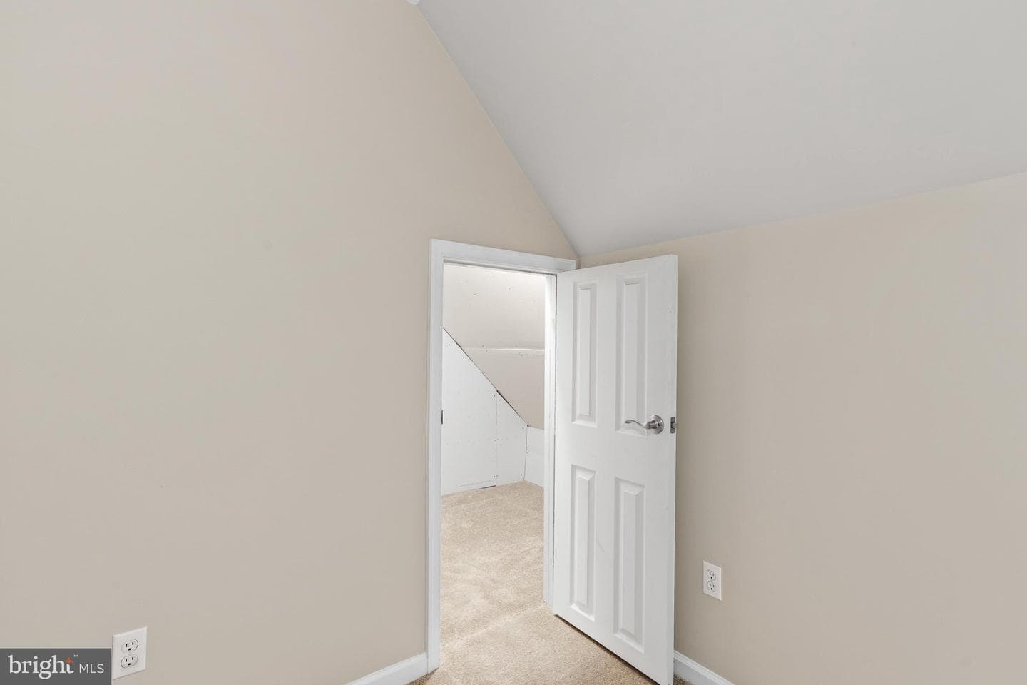 909 Zircon Court photo 32