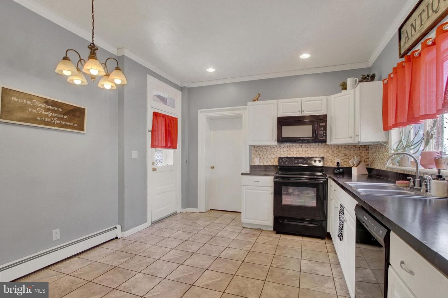 102 N Queen Street photo 9