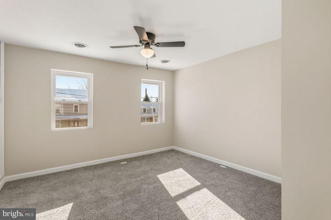 114 E York Street photo 18