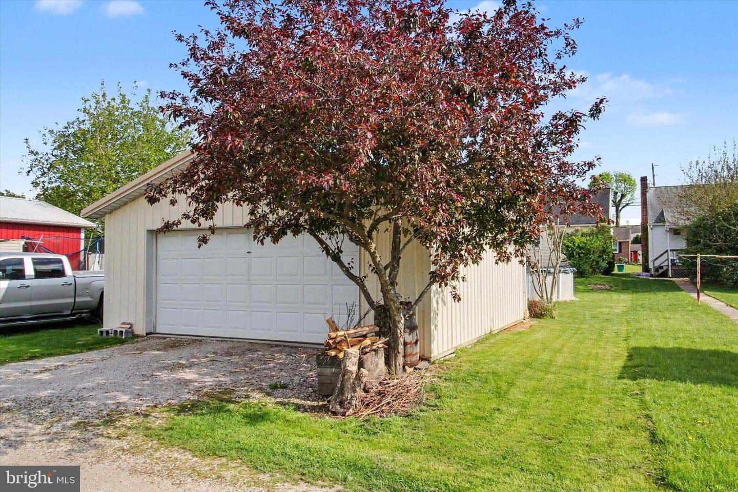 371 Maple Avenue photo 2