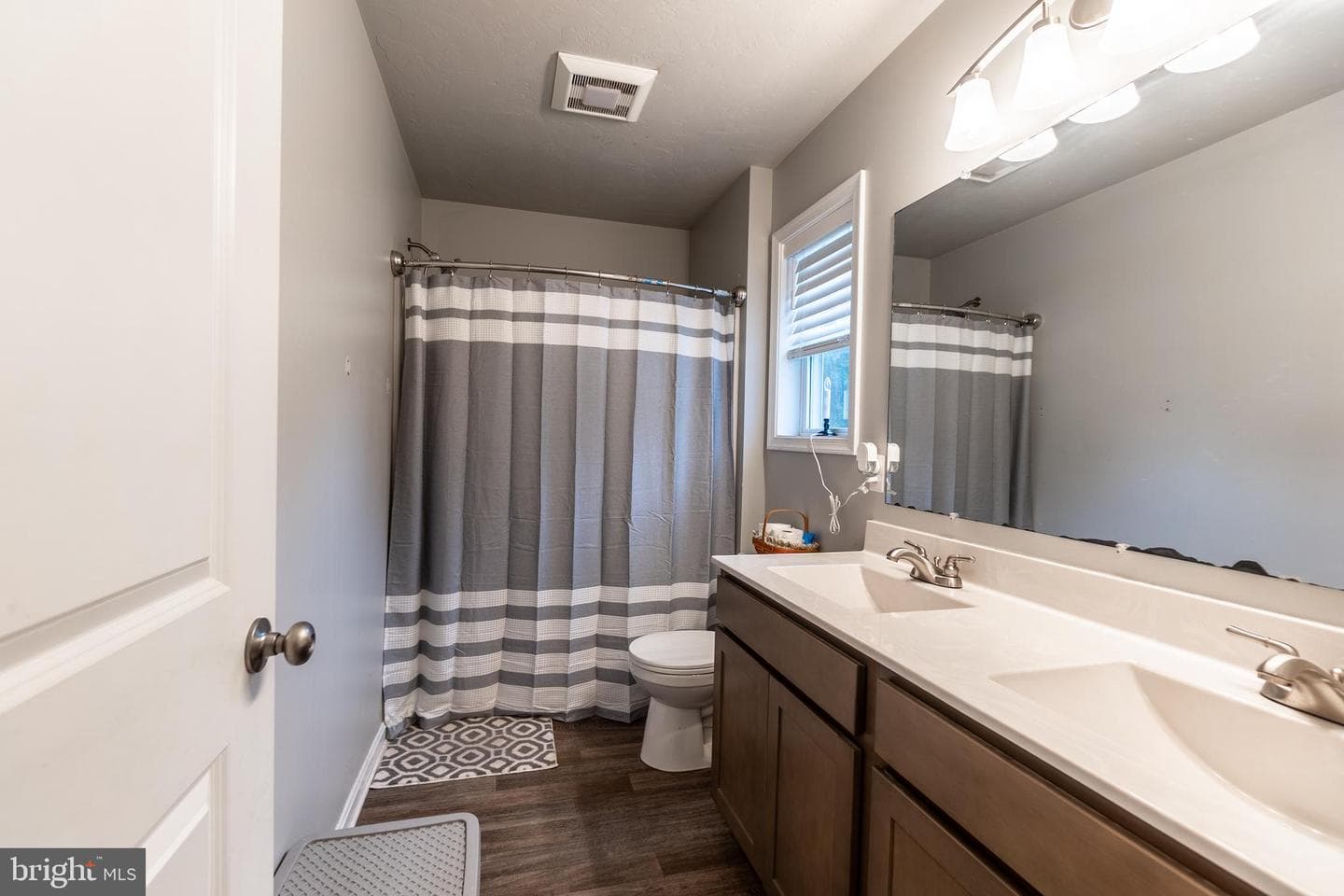 141 Oxford Boulevard photo 21