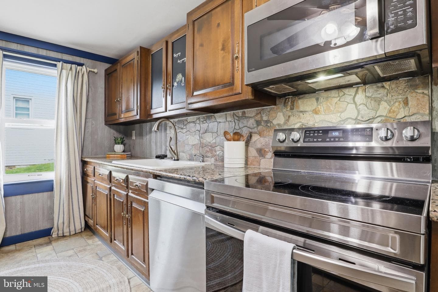 103 W King Street photo 12