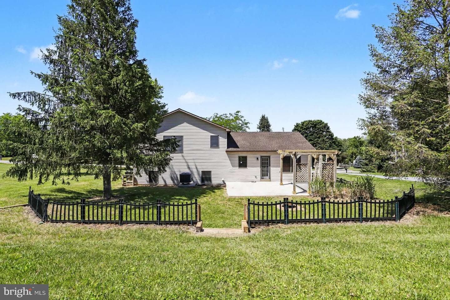 16 Wadsworth Drive photo 4
