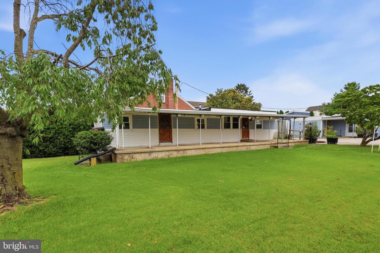 374 Maple Avenue photo 4
