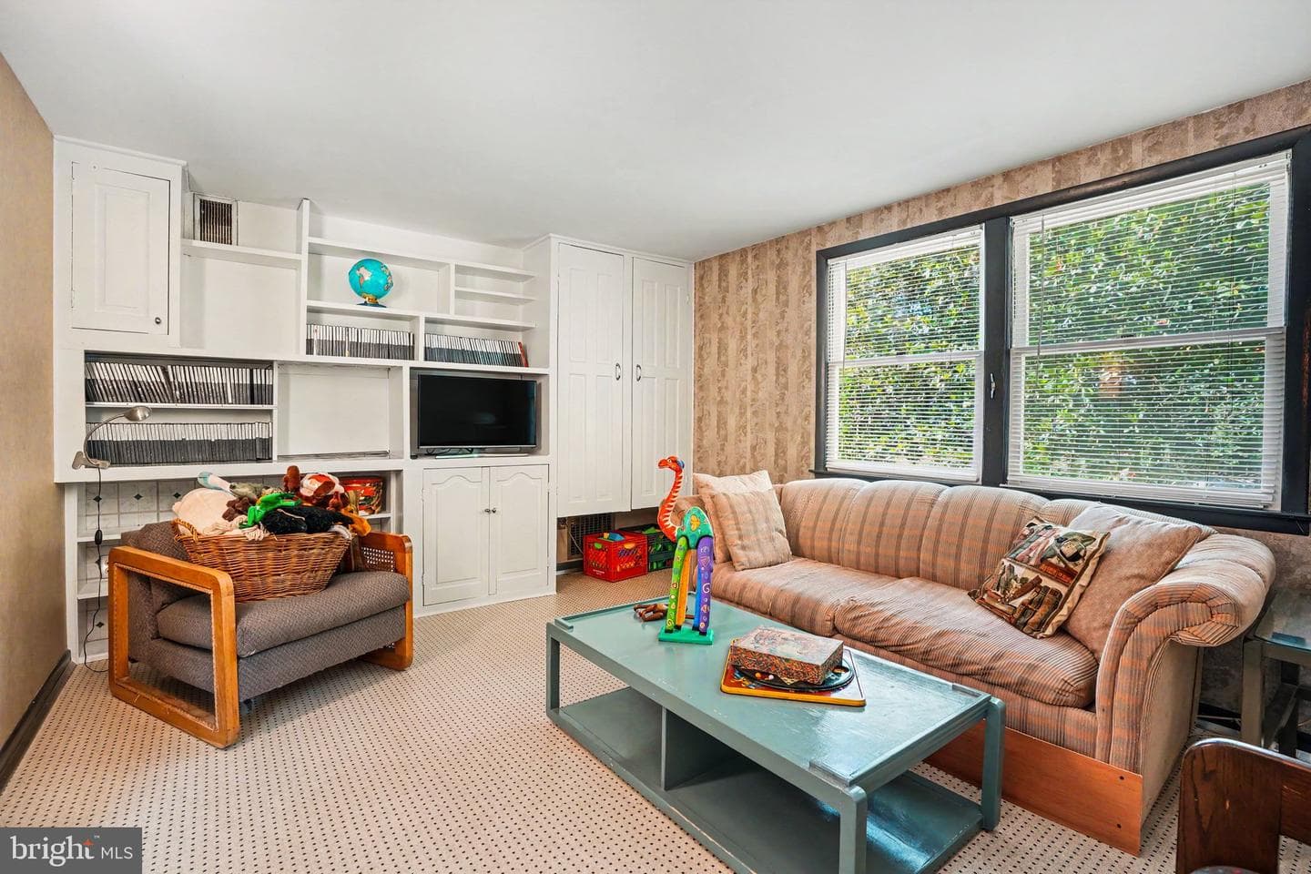 555 Studebaker Lane photo 4