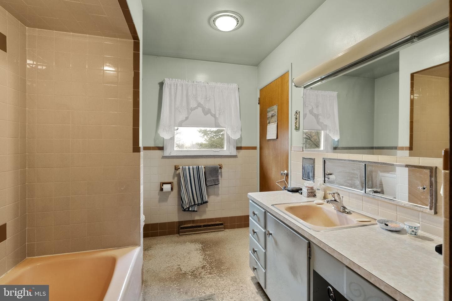 555 Lincoln Drive photo 38