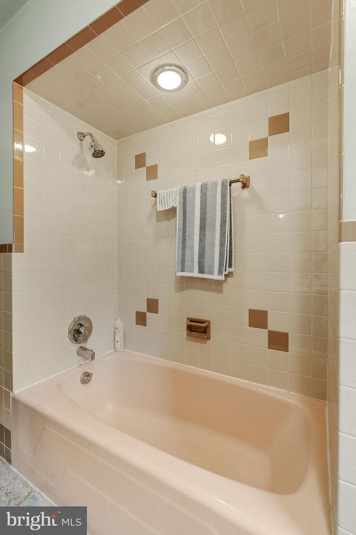555 Lincoln Drive photo 40